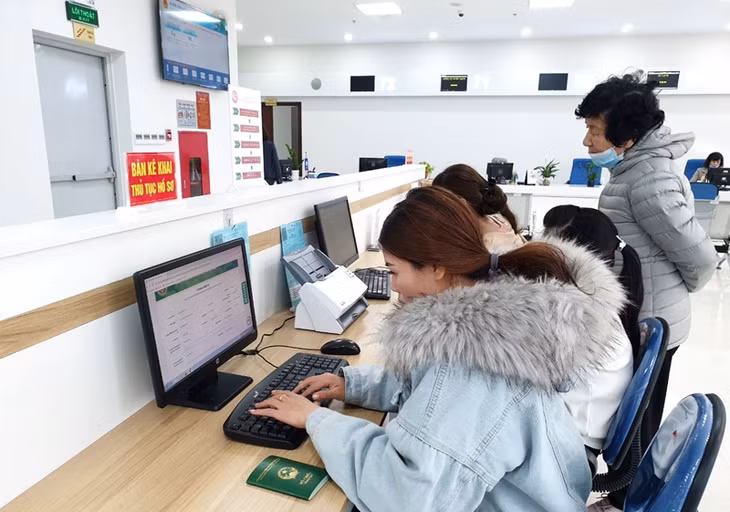 Công dân thực hiện tra cứu thủ tục hành chính tại Trung tâm
