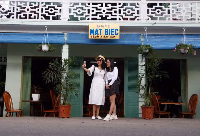 Hợp tác xã ở làng Hà Cảng bên dòng sông Bồ, bối cảnh ngôi trường Đo Đo nơi Ngạn dạy học sau khi về làng cũng trở thành địa điểm thu hút giới trẻ. Địa phương cũng đang làm quán nước bằng tre bên trong khuôn viên trường để phục vụ khách tham quan.