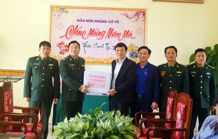 Thăm và chúc Tết cán bộ, chiến sỹ Đồn Biên phòng Cô Tô, đồng chí Phó Chủ tịch HĐND tỉnh