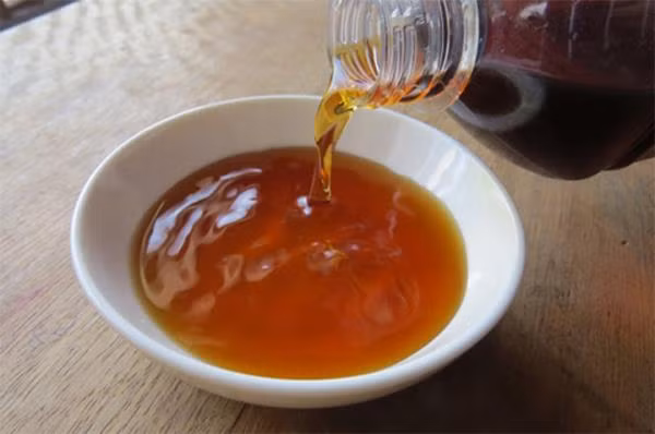 Nước mắm ngon có có mùi thơm rất đặc trưng, thơm, dịu, hài hòa và hơi mặn. (Ảnh: YNA)