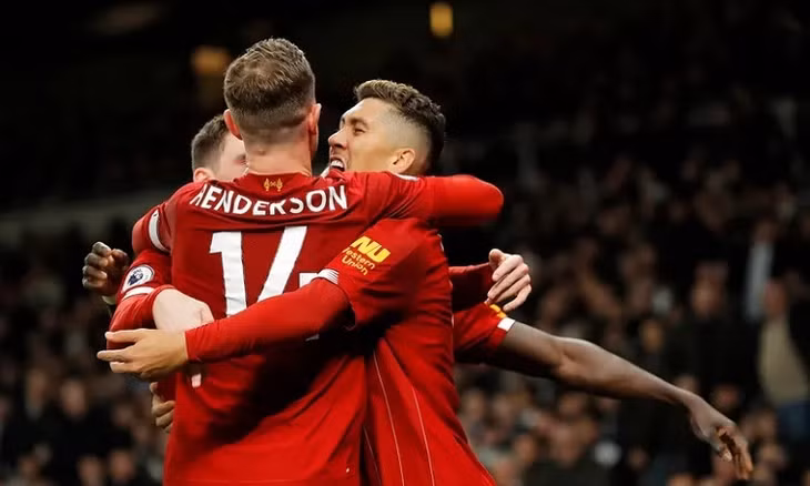 Firmino chia vui cùng đồng đội sau khi ghi bàn duy nhất của trận đấu. Ảnh: Guardian.