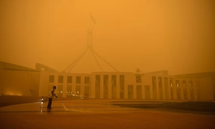 Khói cháy rừng bao phủ tòa nhà quốc hội Australia ở Canberra ngày 5/1. Ảnh: Reuters.