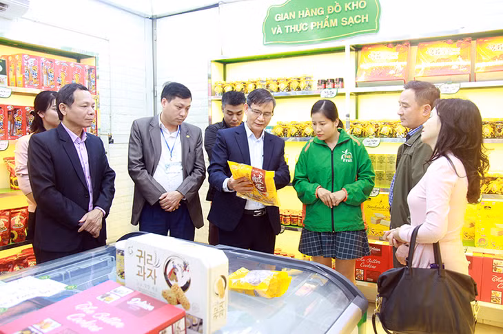 Đoàn kiểm tra liên ngành Trung ương về VSATTP kiểm tra thực tế tại cửa hàng kinh doanh hoa quả sạch Fuji Fruit (Cẩm Phả). Ảnh Thùy Dung (TTTT-VH Cẩm Phả).a