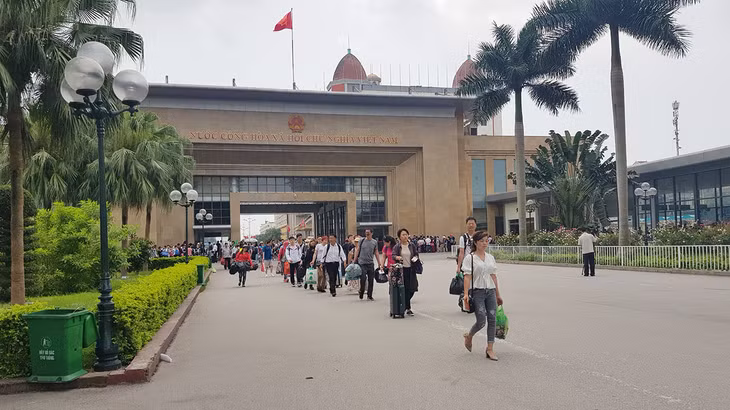 Khách du lịch qua Cửa khẩu quốc tế Móng Cái. 