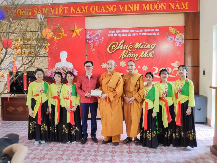 Chùa Ba Vàng thăm, tặng quà tết cho thầy, trò Cơ sở bảo trợ, chăm sóc trẻ em có hoàn cảnh đặc biệt tỉnh (TP Hạ Long).