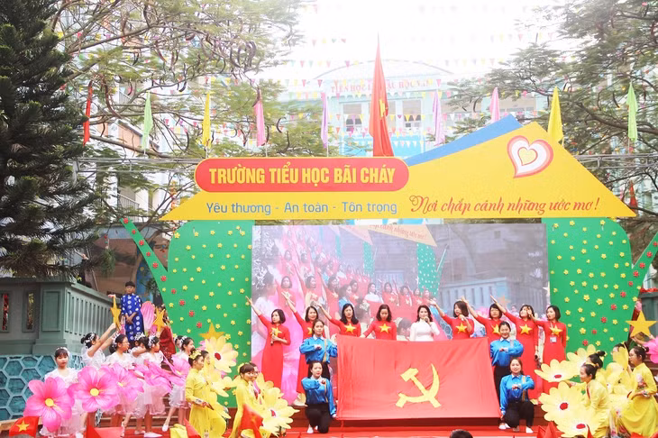 Sân khấu rực rỡ sắc màu