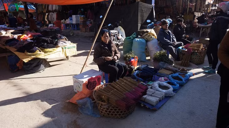 Hương thơm và vỏ thuốc được tự tay làm và mang ra chợ bán.