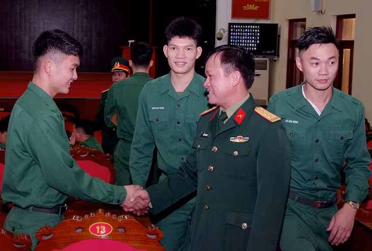 Lãnh đạo Bộ CHQS tỉnh chúc mừng quân nhân hoàn thành nghĩa vụ quân sự.