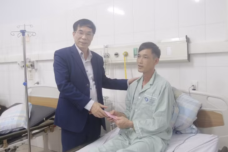 Lãnh đạo Bệnh viện Bãi Cháy thăm, chúc Tết bệnh nhân đang điều trị nội trú tại Bệnh viện đêm Giao thừa. Ảnh: CTV.