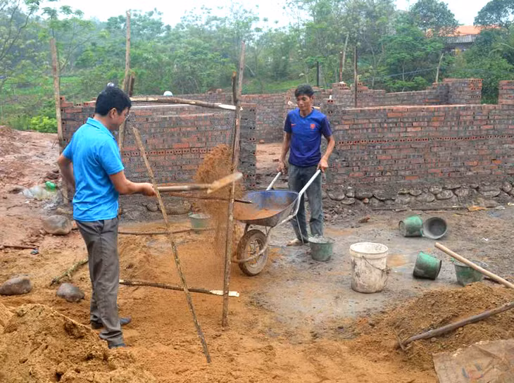 Ông Chìu A Nhì (bên trái) giúp đỡ ông Chíu Chăn Và, thôn Cống To làm nhà