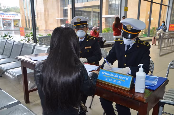 Tăng cường thêm các bàn khai báo kiểm dịch y tế 