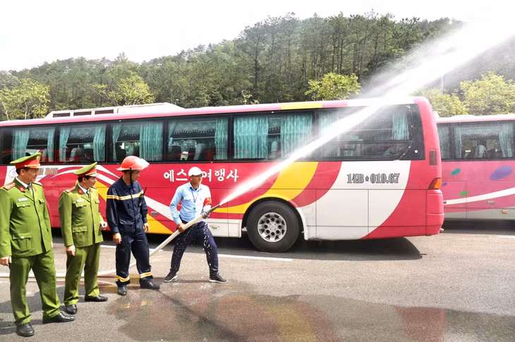 Lực lượng chức năng kiểm tra nguồn nước và hệ thống vòi phun nước chữa cháy tại khu vực bến xe Hạ Kiệu, khu di tích và rừng quốc gia Yên Tử trước ngày khai hội Xuân Yên Tử 2019. Ảnh: Lương Giang.