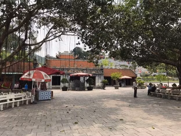 Khu Đền Hạ nơi thờ Mẫu tọa lạc dưới bóng đa cổ kính càng làm cho ngôi Đền thêm linh thiêng, huyền bí.