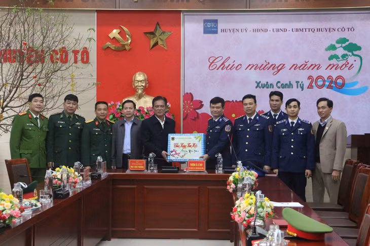 Đoàn công tác tặng quà, chúc Tết huyện Cô Tô.