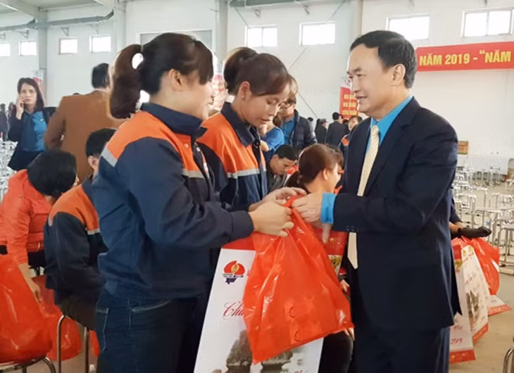 Chủ tịch LĐLĐ tỉnh Trần Danh Chức trao tặng quà Tết cho CNLĐ KCN Cái Lân tại chương trình Tết sum vầy 2019.