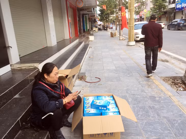 Và những điểm bán khẩu trang y tế lưu động tại Phố đi bộ Trần Phú.
