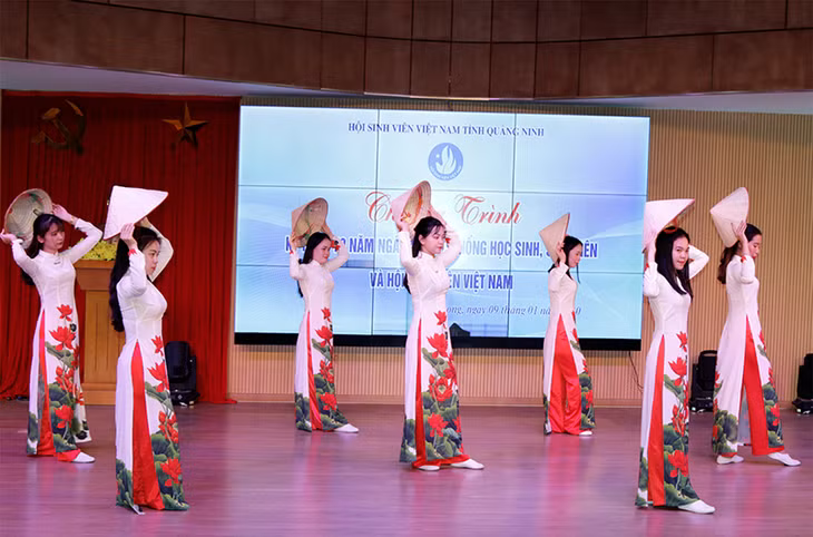 Tiết mục văn nghệ trong chương trình do các bạn sinh viên thể hiện