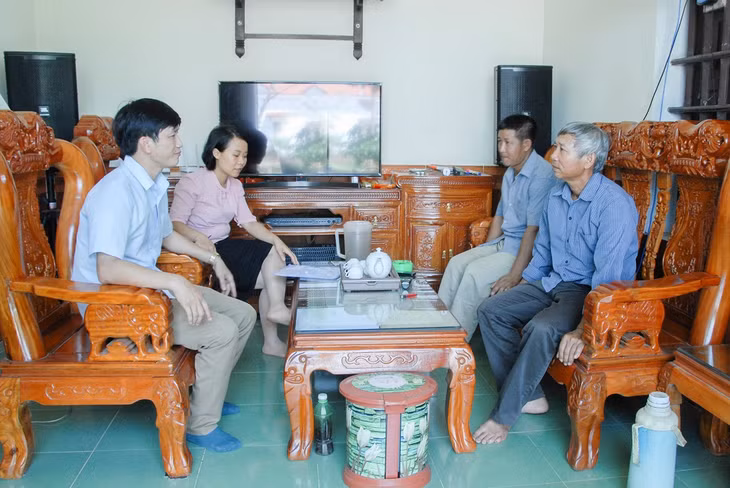 Cán bộ MTTQ xã An Sinh tuyên truyền, nắm tình hình phong trào hiến đất làm đường của nhân dân thôn Trại Lốc 2 của xã.