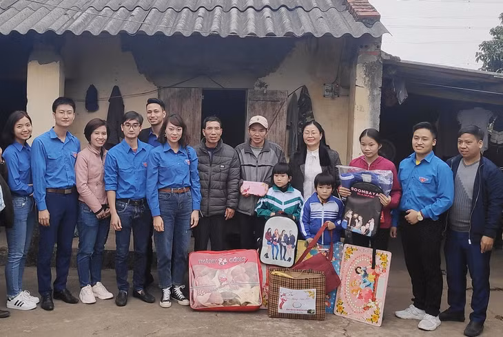 Đoàn tặng quà cho hộ hoàn cảnh khó khăn