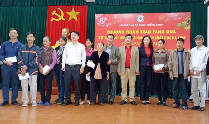 Lãnh đạo Hội CTĐ TP Hạ Long cùng các nhà hảo tâm trao tặng những suất quà Tết ý nghĩa cho người nghèo, nạn nhân chất độc da cam trên địa bàn thành phố. 