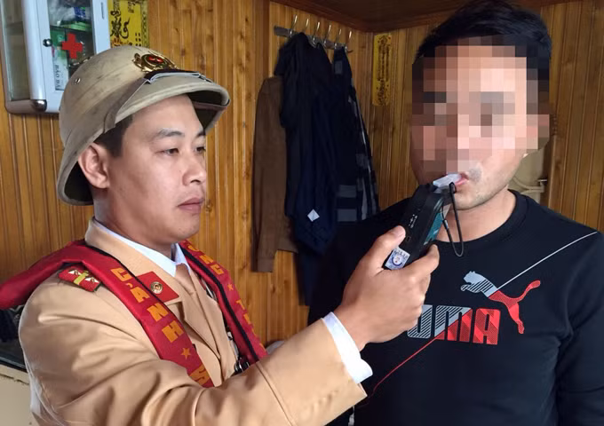 Cảnh sát thuộc Thủy đoàn 1, Cục CSGT làm nhiệm vụ đo nồng độ cồn lái tàu trên sông Cầu thuộc huyện Tiên Du, Bắc Ninh sáng 15/1. Ảnh: Huy Sơn