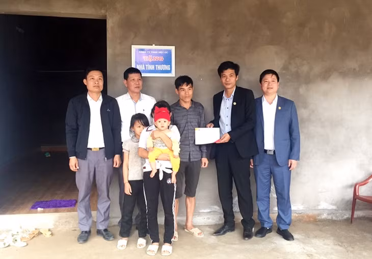 Gia đình anh Lỷ A Tài nhận hỗ trợ nhà ở