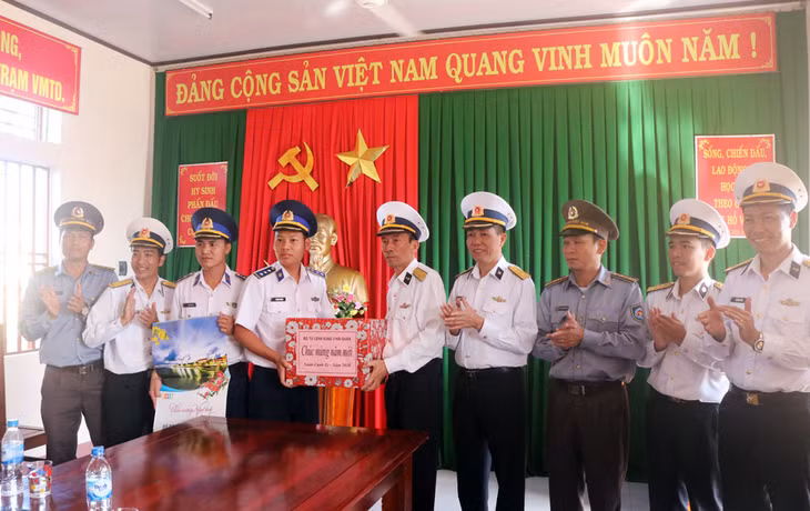 thăm, động viên