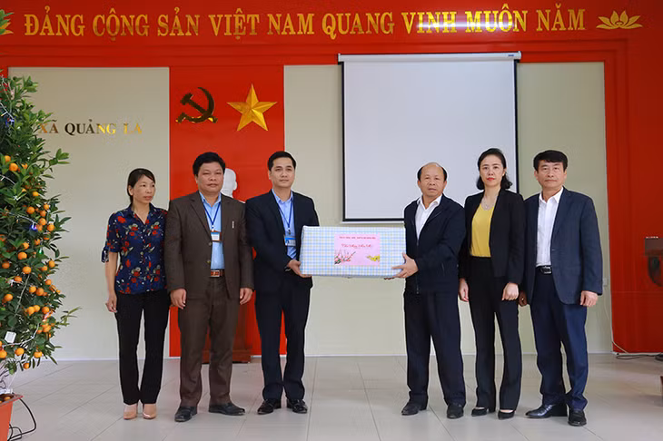 Đồng chí Vũ Xuân Diện cùng đoàn công tác thăm, tặng quà Tết xã Quảng La, TP Hạ Long.