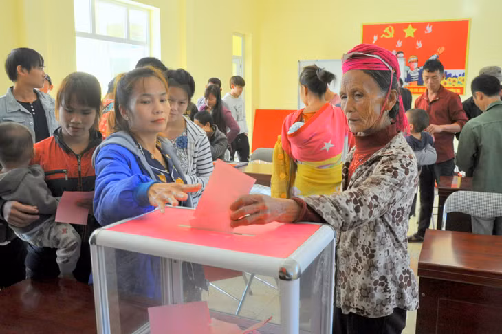 Cử tri thôn Khe Và, thị trấn Bình Liêu nô nức, phấn khởi bỏ phiếu bầu trưởng thôn nhiệm kỳ 2020 - 2022.