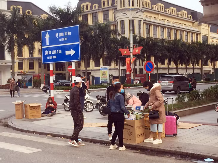 Các điểm bán khẩu trang y tế tại khu vực cổng Cửa khẩu Quốc tế Móng Cái.