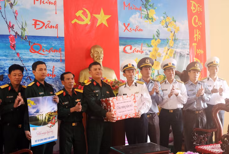 Đoàn công tác thăm, chúc tết cán bộ, chiến sỹ