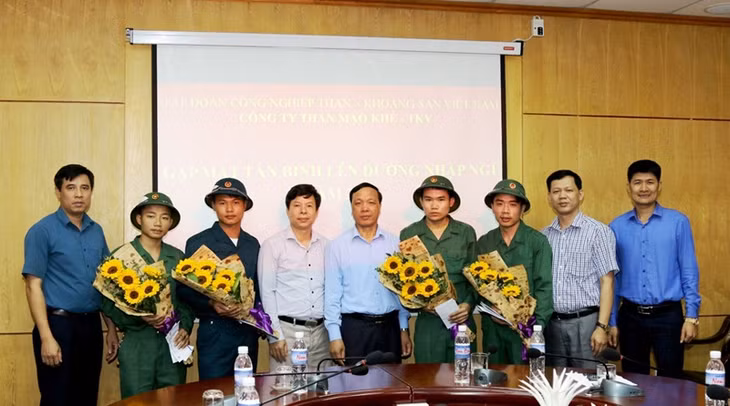 Công ty Than Mạo Khê gặp mặt động viên, tặng quà quân nhân nhập ngũ năm 2020.