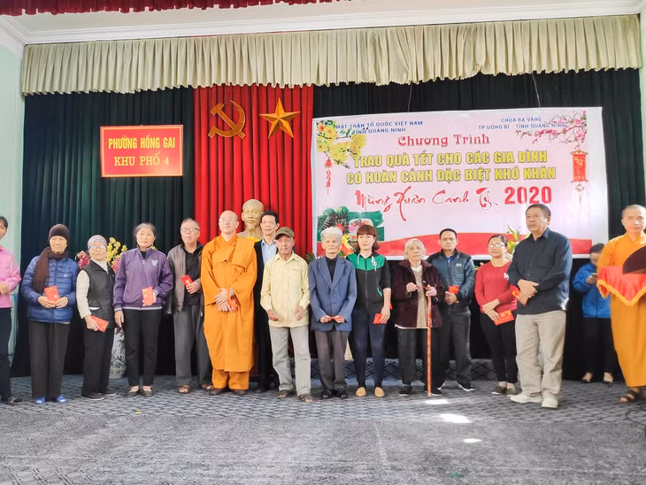 Chùa Ba Vàng tặng quà tết cho các hộ nghèo tại TP Hạ Long.