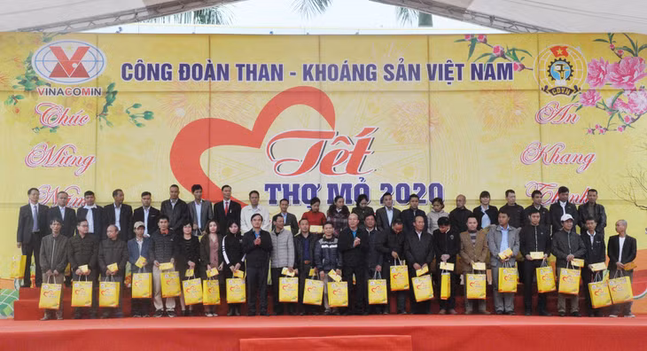 Hàng nghìn suất quà được trao tặng cho thợ mỏ có thành tích xuất sắc, người lao động có hoàn cảnh khó khăn...