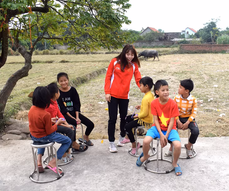 Huệ rất thân thiện với trẻ em cùng xóm ở thôn Tân Nương, xã Tân Bình