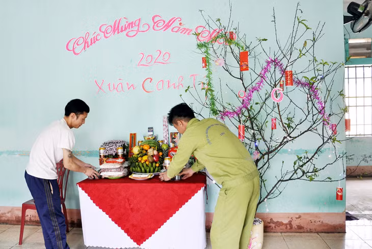Các học viên học nghề đan lưới tại Cơ sở cai nghiện ma túy tỉnh.