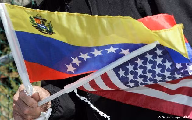 Cờ Venezuela và Mỹ. Ảnh: Getty.