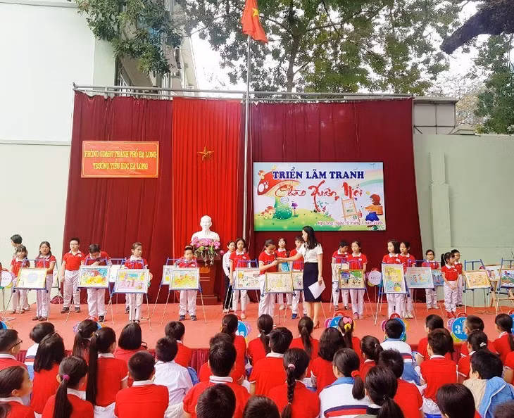 Các bức tranh được bán đấu giá để gây quỹ ủng hộ các em học sinh có hoàn cảnh khó khăn của trường