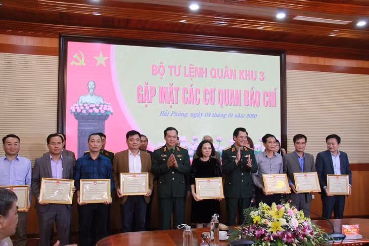 Bộ Tư lệnh Quân khu 3 trao tặng Bằng khen cho các tập thể, cá nhân có thành tích xuất sắc trong công tác tuyên truyền năm 2019.