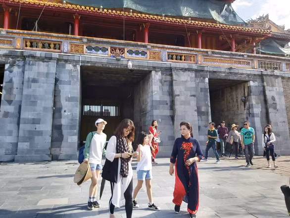 Khách du lịch tham quan Đại Nội Huế. Các điểm đến trong nước vẫn là lựa chọn hàng đầu của du khách Việt Nam trong năm qua - Ảnh: N.BÌNH