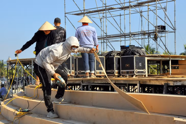 Lực lượng công nhân được huy động, đẩy nhanh tiến độ hoàn thiện sân khấu chính của sự kiện.