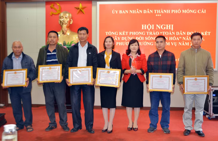 Thành phố Móng Cái khen thưởng cho các tập thể, cá nhân có thành tích xuất sắc trong phong trào toàn dân đoàn kết xây dựng đời sống văn hóa năm 2019.