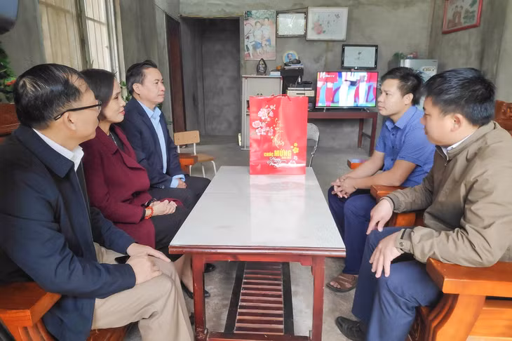 Đồng chí Hoàng Đức Hạnh, Phó Chủ tịch Ủy ban MTTQ tỉnh thăm, tặng quà gia đình anh Bùi Xuân Chiều, Bí thư chi bộ đồng thời là trưởng thôn Nà Sa, xã Hoành Mô (Bình Liêu).