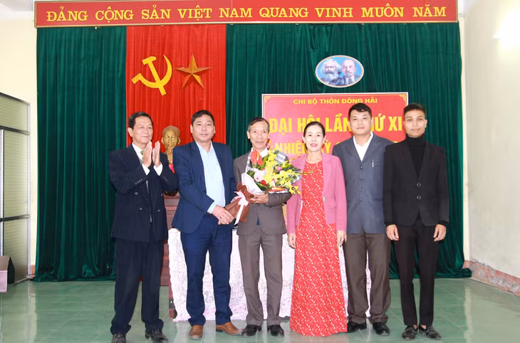 Đồng chí Nguyễn Thành Sang, Bí thư Đảng ủy, Chủ tịch UBND xã Đông Xá, huyện Vân Đồn chúc mừng chi ủy chi bộ thôn Đông Hải, nhiệm kỳ 2020-2022.