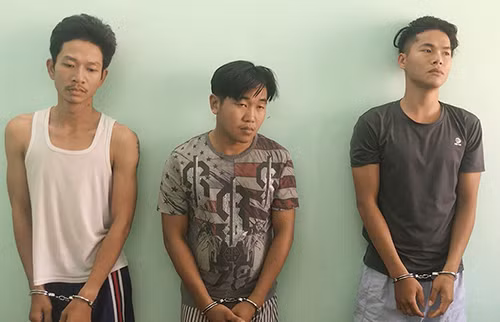 Khánh (phải) và hai đồng phạm. Ảnh: Quốc Thắng.