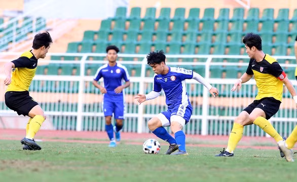 Công Phượng trong vòng vây các cầu thủ Jeonnam Dragons - Ảnh: N.K.