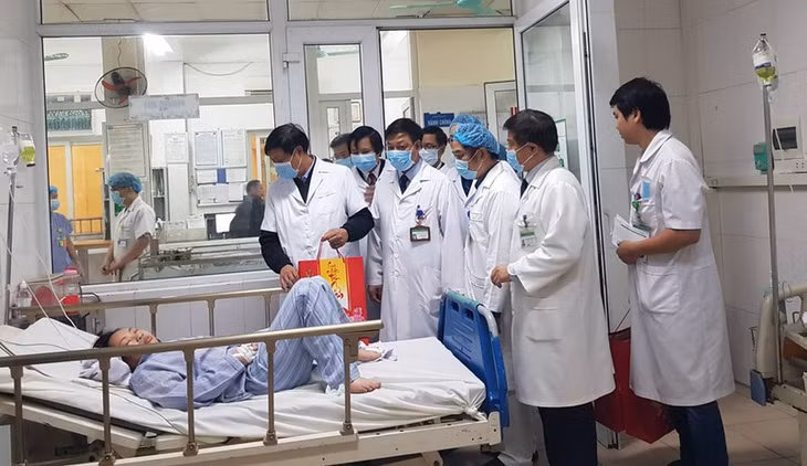 Đoàn công tác của Bộ Y tế kiểm tra tại BV Bệnh Nhiệt đới Trung ương.