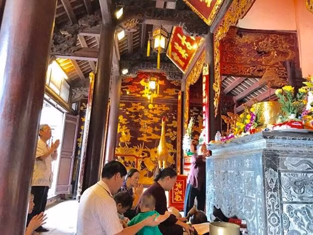 Một góc trong nơi thờ tự của Đền Thượng cho thấy ngôi Đền được dựng bằng gỗ chắc, quý và khắc hoạ bằng các bức phù điêu, bức trướng, câu đối…và các hoa văn được sơn son, thếp vàng lộng lẫy.v.v…