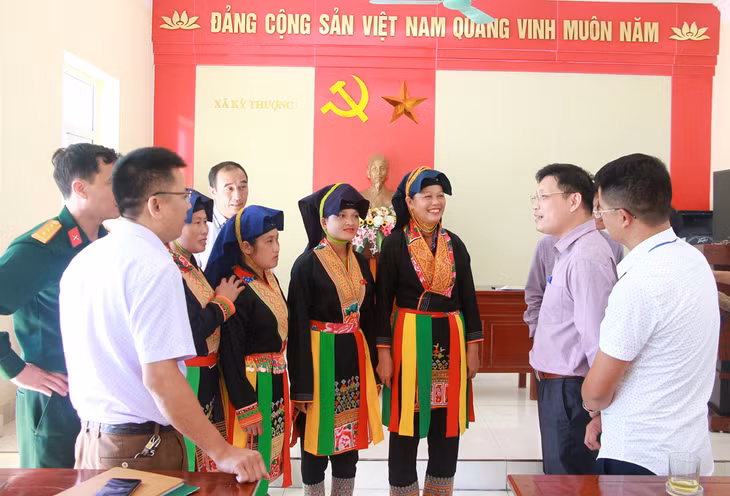 Các đại biểu trao đổi bên lề Kỳ họp.
