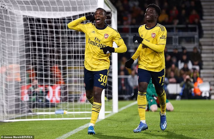 Arsenal sớm có 2 bàn dẫn trước đội chủ nhà (Ảnh: BPI).